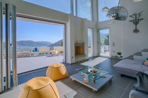 Smart-TV, peis og bøker