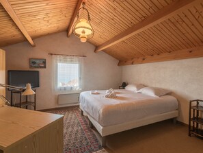 7 bedrooms, iron/ironing board, bed sheets