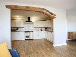 Sumarhús | Einkaeldhús | Ísskápur, uppþvottavél, pottar/pönnur/diskar/hnífapör