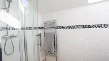 Cottage | Bathroom | Shower, hair dryer