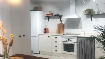 Een koelkast, een magnetron, een oven, een kookplaat