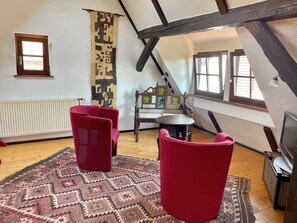 TV, fireplace - "An den Rebterrassen", very nice top floor apartment, close to nature, roof terrace  (Kenzingen)