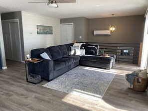 Smart TV, DVD player, books - Summer rental on beautiful West Battle Lake! (Battle Lake)