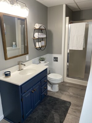 Combined shower/tub, towels, soap, shampoo