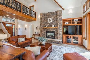 Televisión y chimenea