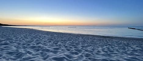 Una playa cerca, sillas reclinables de playa