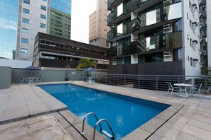 Una piscina al aire libre