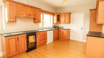 Cottage | Private kitchen | Dishwasher, cookware/dishes/utensils