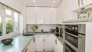 Cottage | Private kitchen | Fridge, dishwasher, electric kettle, toaster