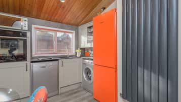 Feriehus | Privat køkken | Køleskab, opvaskemaskine, elkedel, køkkentøj/tallerkener/redskaber