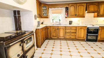 Casa de campo | Cocina privada | Frigorífico, hervidor eléctrico y utensilios de cocina