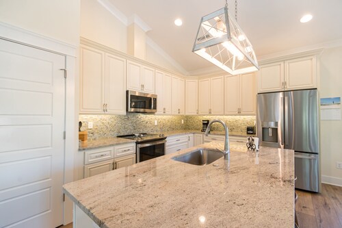 Clean home on quiet street/Walk to beach & shops/Small, non-shedding dogs 