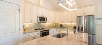 Clean home on quiet street/Walk to beach & shops/Small, non-shedding dogs 