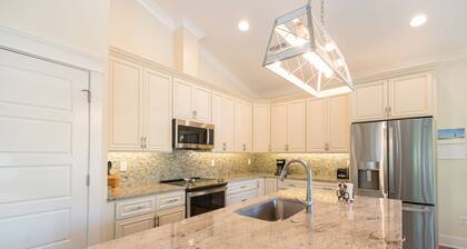 Clean home on quiet street/Walk to beach & shops/Small, non-shedding dogs