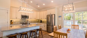 Clean home on quiet street/Walk to beach & shops/Small, non-shedding dogs 