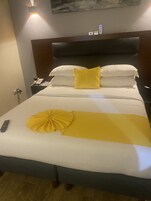 Cortinas blackout, tabla de planchar con plancha y ropa de cama 