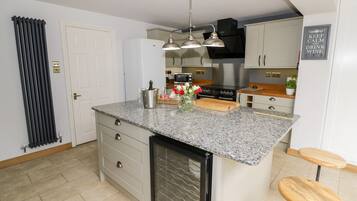 Cottage | Private kitchen | Fridge, dishwasher, cookware/dishes/utensils