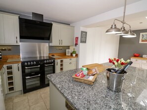 Cottage | Private kitchen | Fridge, dishwasher, cookware/dishes/utensils - Rosemead (Moreton-in-Marsh)