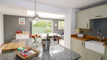 Cottage | Private kitchen | Fridge, dishwasher, cookware/dishes/utensils