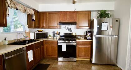 3 blks to Historic downtown Courthouse & Whiskey Row. King bed. Dog Friendly