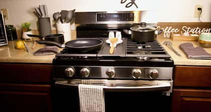 3 blks to Historic downtown Courthouse & Whiskey Row. King bed. Dog Friendly