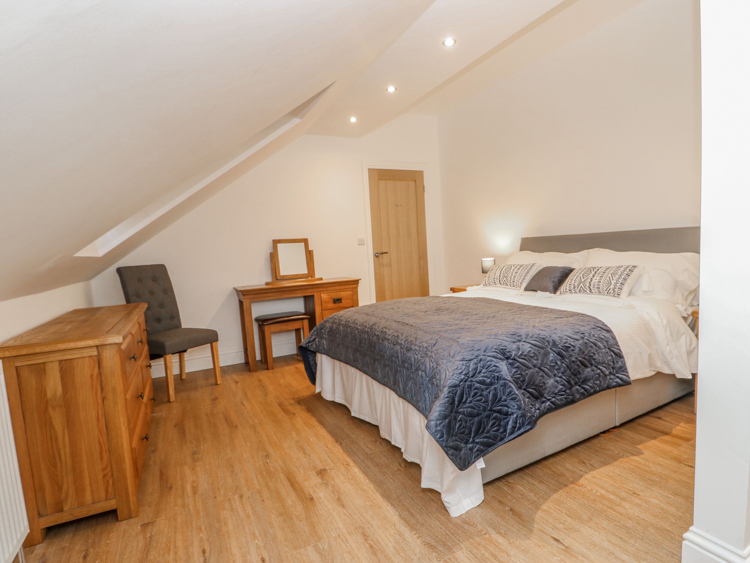 4 عدّة غرف نوم وبديكورات فريدة لكل غرفة وطراز فريد لكل وحدة