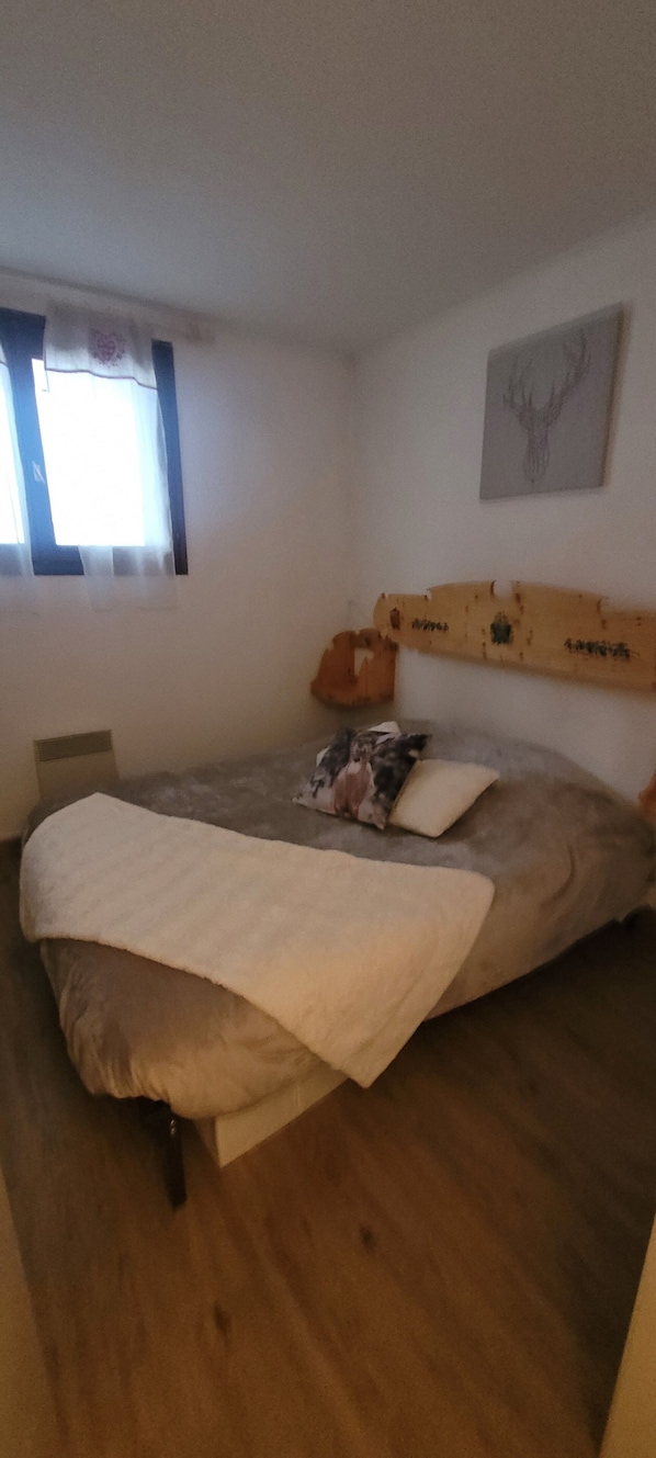4 Schlafzimmer, Bügeleisen/Bügelbrett