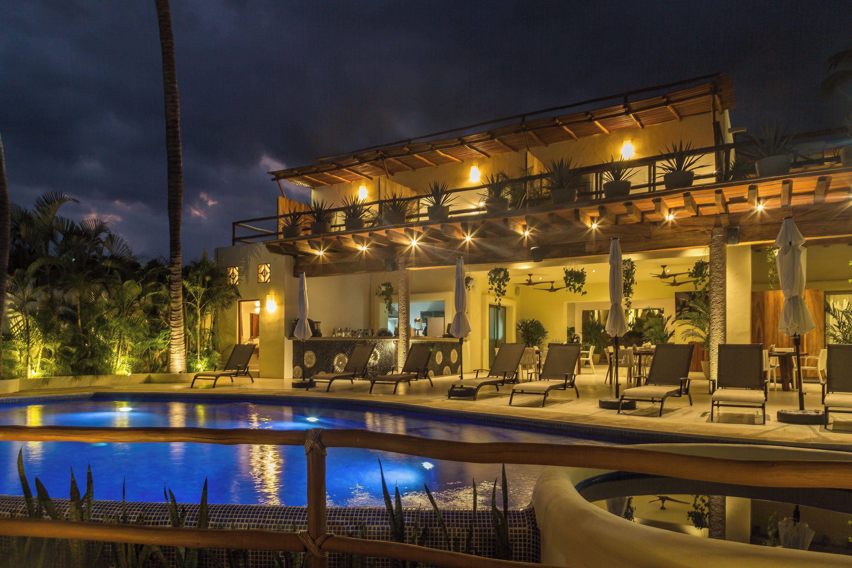 2 من حمّامات السباحة الخارجية، مقاعد للتشمس