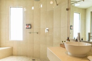 Douche, douche à « effet pluie », serviettes fournies