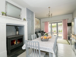Cottage | Private kitchen | Fridge, microwave, dishwasher, electric kettle - Troon Cottage (Hunstanton)