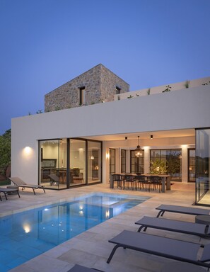 Piscine extérieure en saison