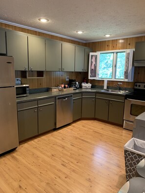 Refrigerador, microondas, horno y parrilla de estufa 