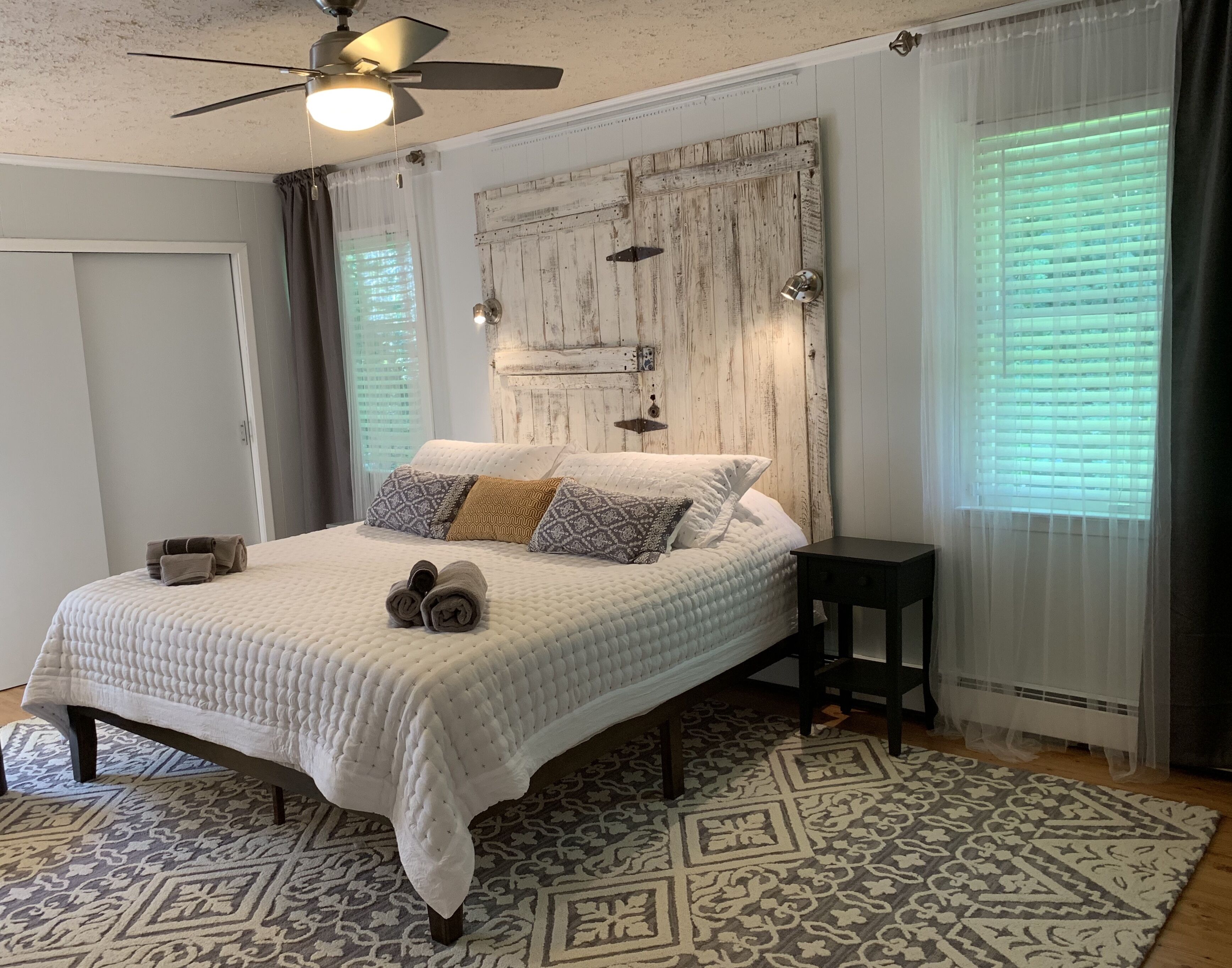 2 makuuhuonetta, työpöytä, silitysrauta/-lauta, vauvan matkasänky