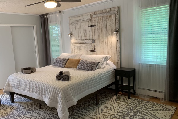 2 slaapkamers, een bureau, een strijkplank/strijkijzer, reisbedje