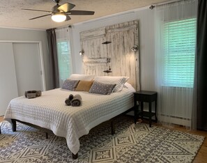 2 bedrooms, desk, iron/ironing board, travel crib
