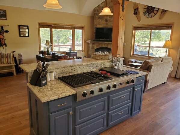 ثلاجة، ميكروويف، فرن، موقد طهي مسطح