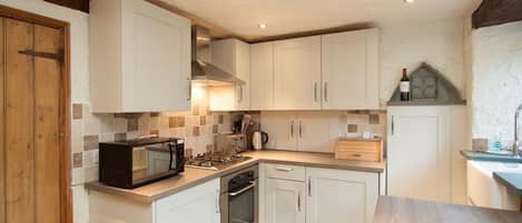 Cottage | Private kitchen | Fridge, dishwasher, cookware/dishes/utensils