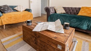 Un salon chaleureux avec une table basse en bois, un canapé et un divan.