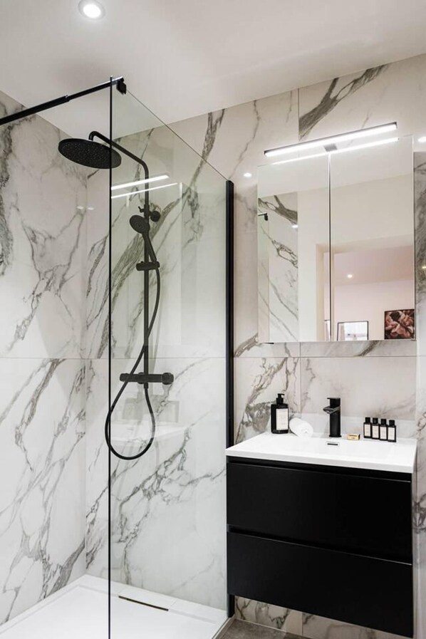 Apartment, 1 Queen-Bett und Schlafsofa | Badezimmer | Dusche, Haartrockner, Handtücher