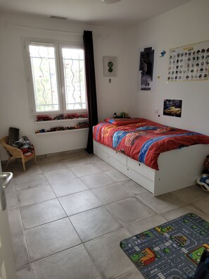 4 habitaciones, tabla de planchar con plancha y cuna de viaje 