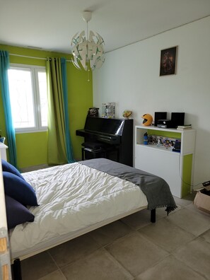 4 عدّة غرف نوم ومكواة/لوح كي وسرير سفر وواي فاي مجانًا