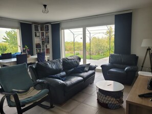 Télévision, lecteur de DVD, livres