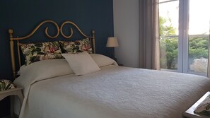 3 chambres, bureau, fer et planche à repasser, accès au Wi-Fi (inclus)