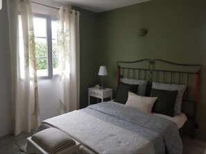 3 habitaciones, escritorio, tabla de planchar con plancha y wifi gratis 