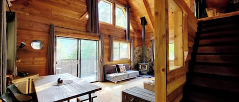 Chimenea y libros