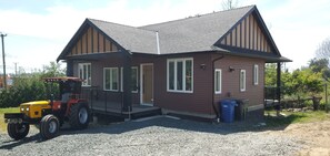 Exterior - Farm & Garden Bungalow Retreat (Abbotsford)