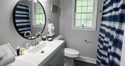 Cozy Apt. Near Downtown (2BR, 1BA, 3 beds)