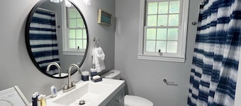 Cozy Apt. Near Downtown (2BR, 1BA, 3 beds)