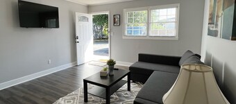 Cozy Apt. Near Downtown (2BR, 1BA, 3 beds)