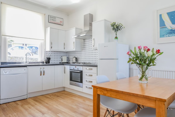 Cottage | Private kitchen | Dishwasher, cookware/dishes/utensils